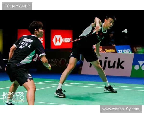 傅海峰混双夺冠后跪地亲吻队徽，感叹中国羽毛球第14冠意义